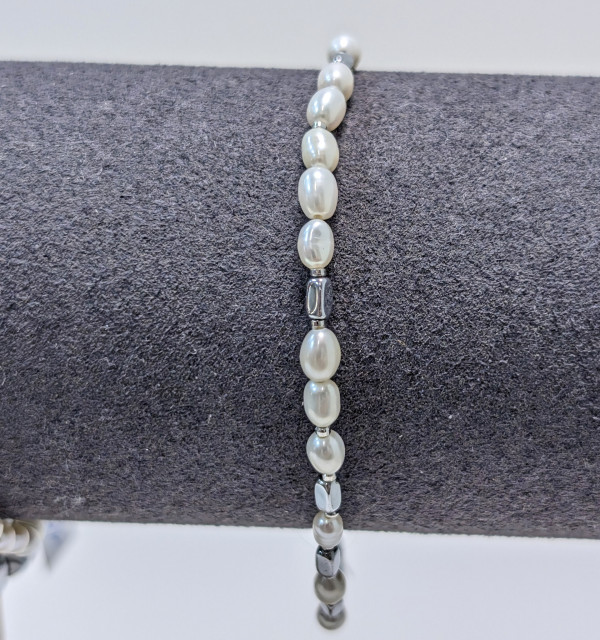 Браслет из натурального жемчуга и бусин гематита