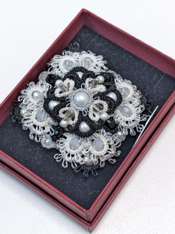 Брошь в технике "фриволите"