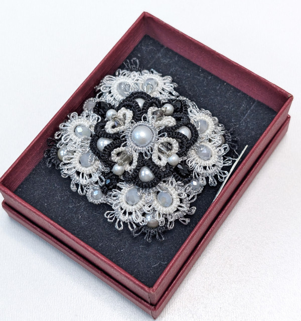 Брошь в технике "фриволите"