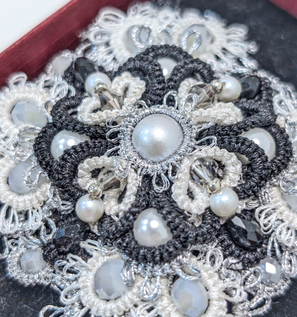 Брошь в технике "фриволите"