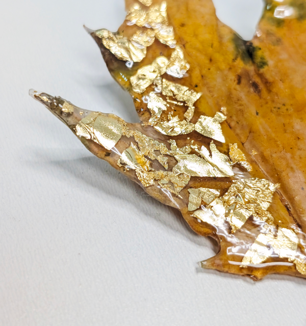 Брошь "Кленовый лист"