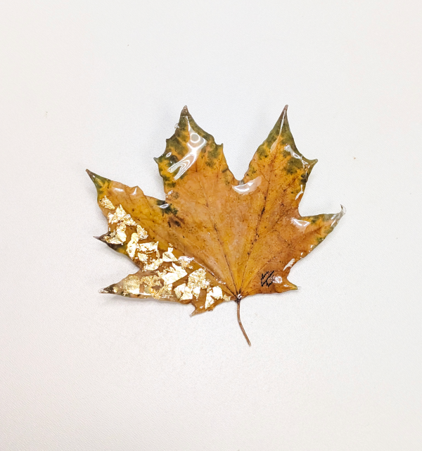 Брошь "Кленовый лист"