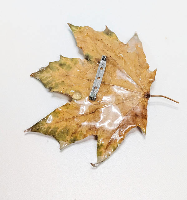 Брошь "Кленовый лист"