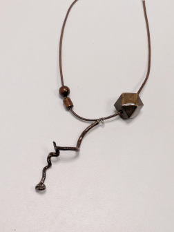 Колье с деревянными элементами