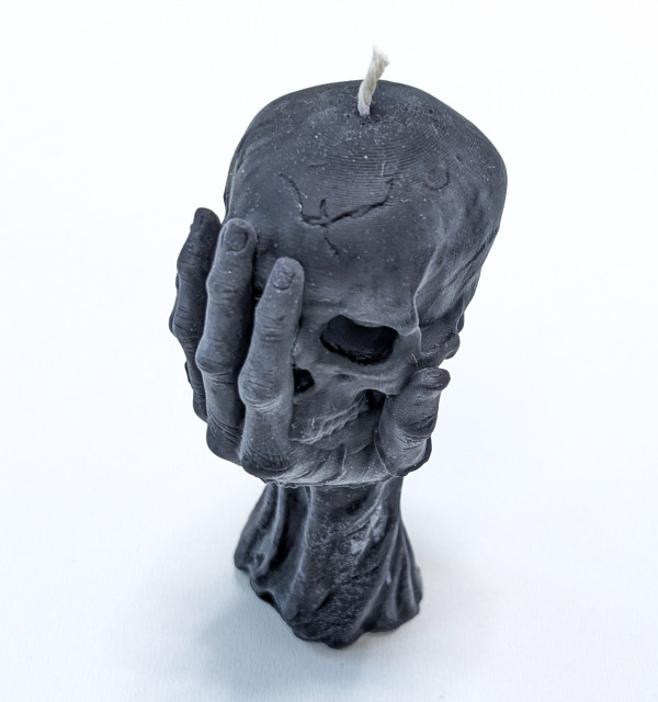 Свеча " Череп в руке "