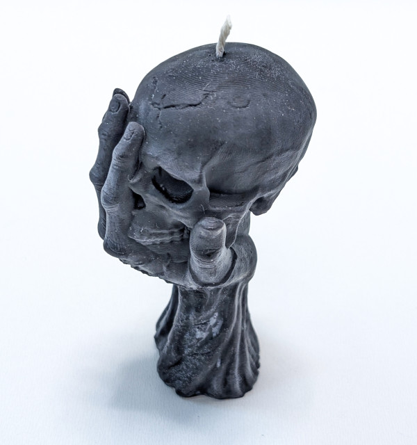 Свеча " Череп в руке "