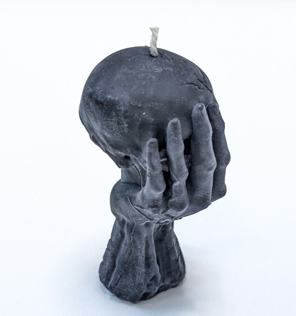 Свеча " Череп в руке "